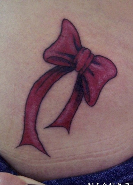 胸前的粉色蝴蝶结纹身图案