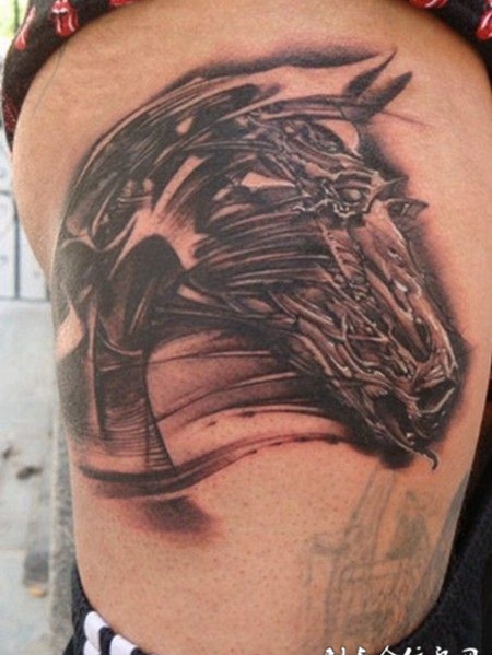 腰侧的马头纹身图案