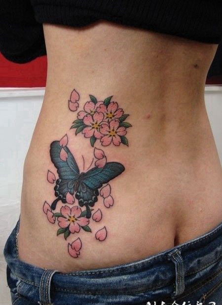 腰侧的蝴蝶樱花纹身图案