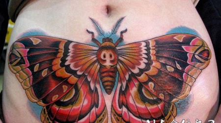 小腹上的飞蛾纹身图案
