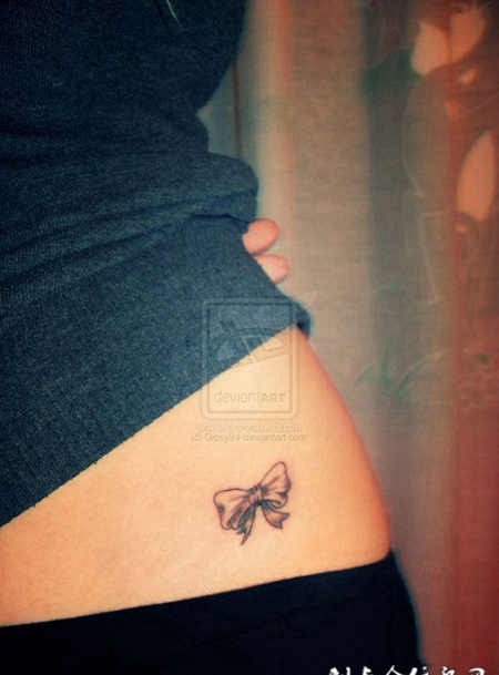 腰侧的蝴蝶结纹身图案