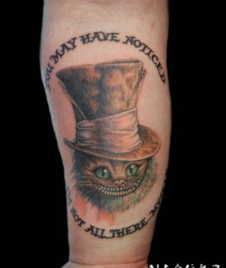 小臂上的带着帽子的猫纹身图案