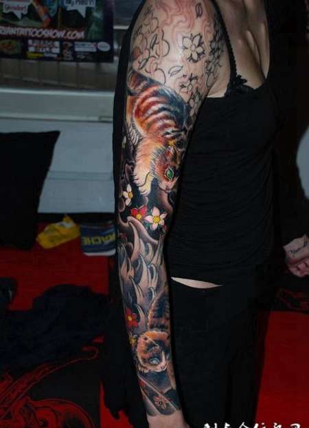 胳膊上的猫咪水花纹身图案