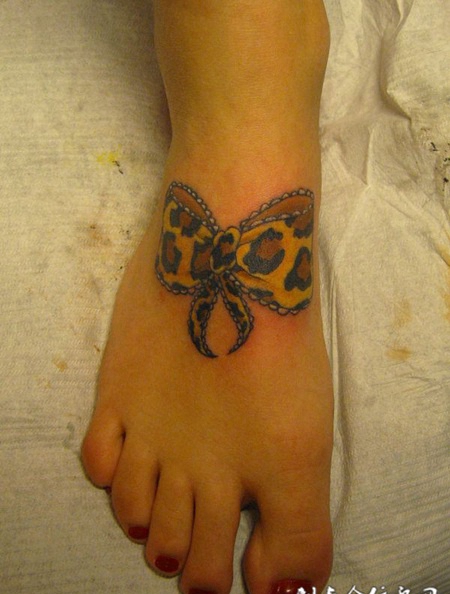 脚面上的豹纹蝴蝶结纹身图案