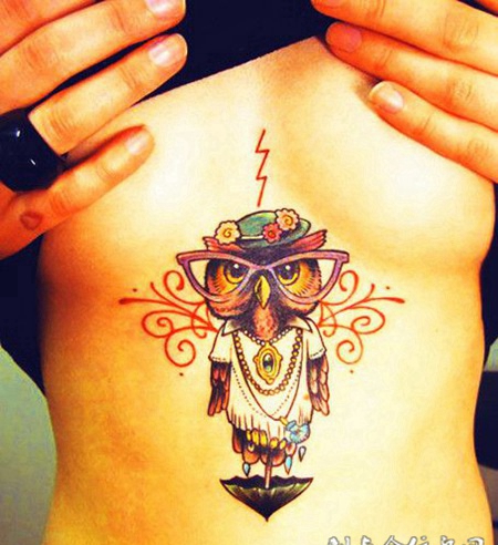 胸前的卡通猫头鹰纹身图案