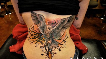 后腰上的猫头鹰纹身图案