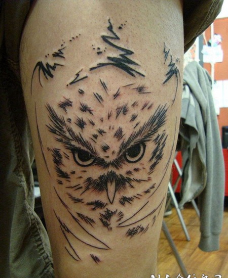 大腿上的猫头鹰纹身图案