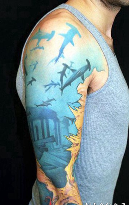 大臂上的海底世界纹身图案