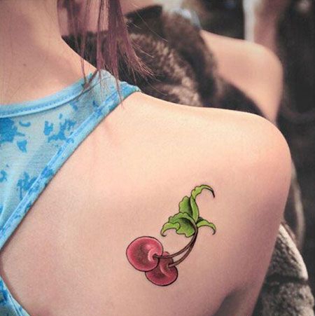 美女背部樱桃纹身图案