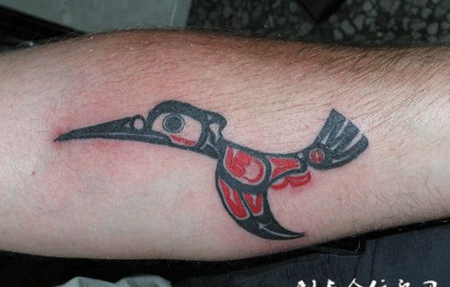 小臂上的飞鸟纹身图案