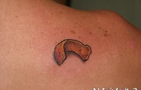 后背上的可爱小纹身图案