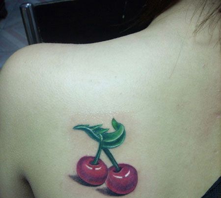 肩部好看的樱桃纹身图案