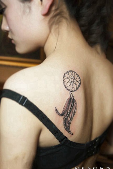 后背上的捕梦网纹身图案