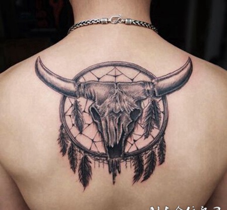 后背上的牛骨捕梦网纹身图案
