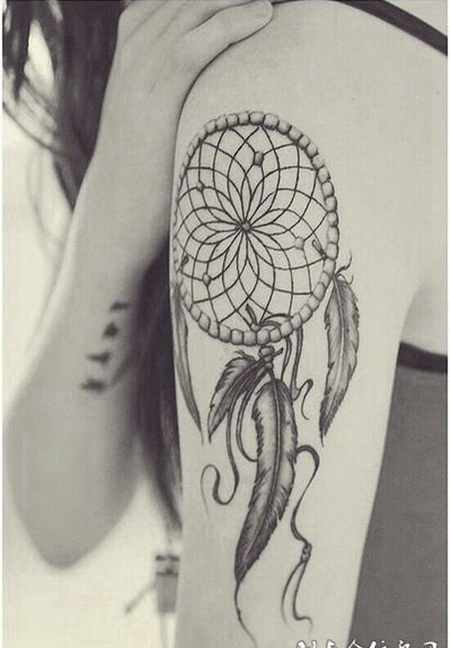 大臂上的捕梦网纹身图案