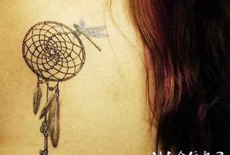 后背上的捕梦网蜻蜓纹身图案