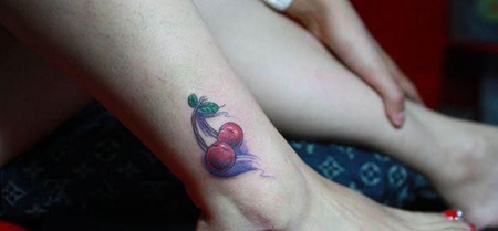 美女腿部漂亮的樱桃纹身图片