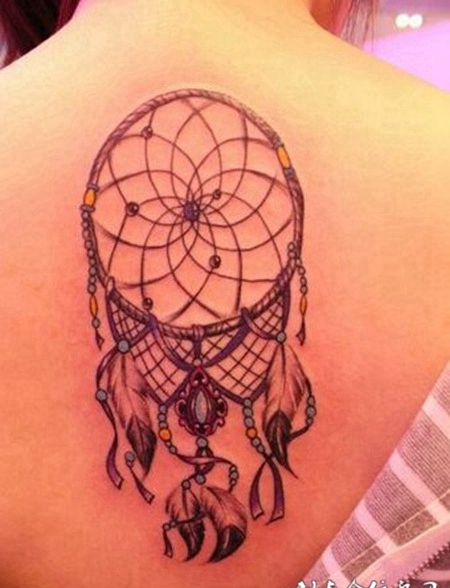 后背上的捕梦网羽毛纹身图案