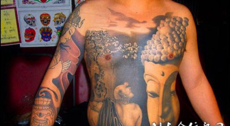 胸前的佛像与伽罗纹身图案