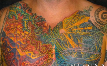 胸前的洞窟纹身图案