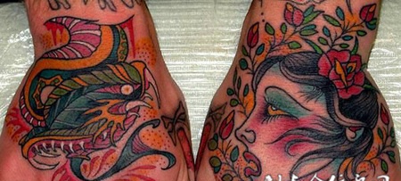 手背上的鬼怪纹身图案