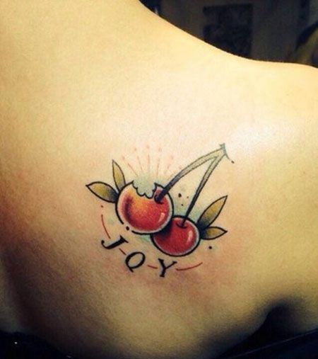 肩部樱桃和字母纹身图案