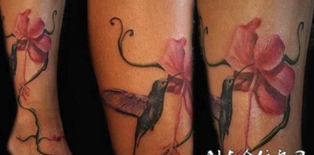 小腿上的蜂鸟百合纹身图案