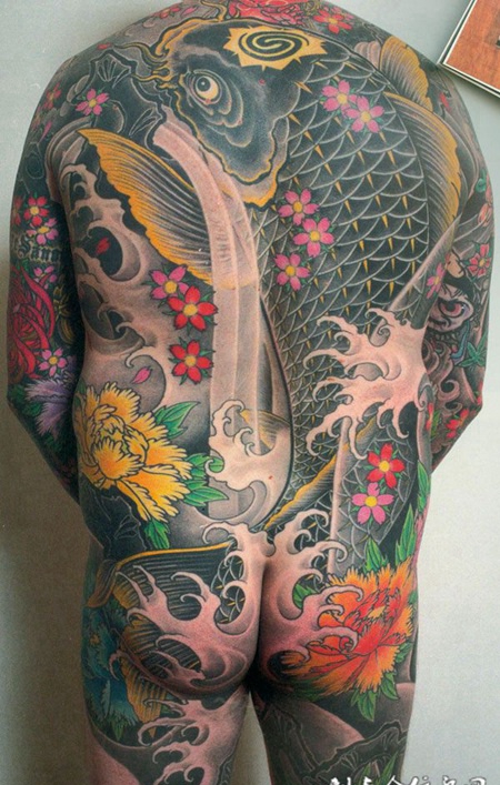 满背浪花鲤鱼纹身图案