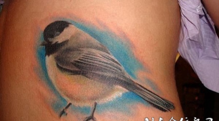 腰侧的小麻雀纹身图案