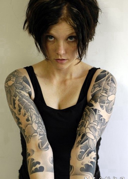 半臂水中莲花纹身图案