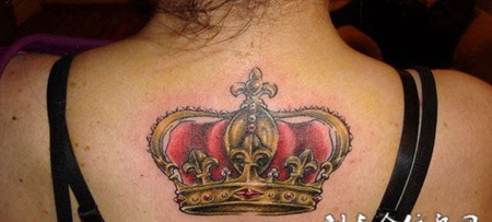 后背上的金色皇冠纹身图案
