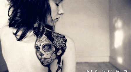肩胛骨上的deadgirl纹身图案