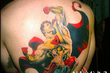 后背上的超人纹身图案