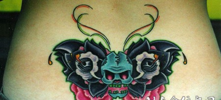 后腰上的骷髅蝴蝶纹身图案