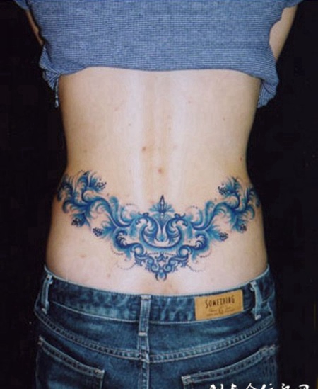 后腰上的唐草图腾纹身图案