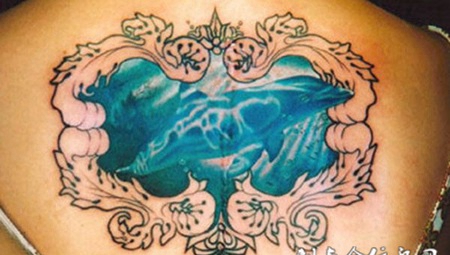 后背上的镜框风景纹身团