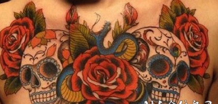 胸前的两个骷髅头纹身图案