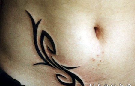 腰侧的图腾纹身图案
