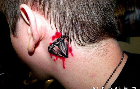 耳后的钻石纹身图案