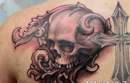 后背上的骷髅头十字架纹身图案