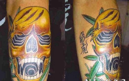 小腿上的金色骷髅纹身图案