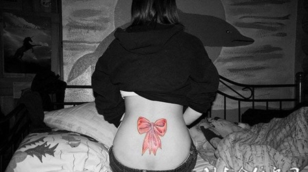 后腰上的蝴蝶结纹身图案