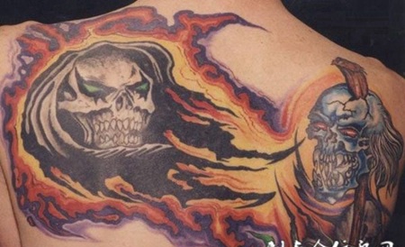 后背上的骷髅头恶魔纹身图案