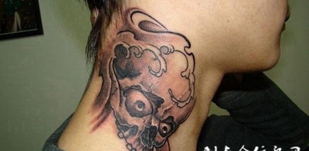脖子上的骷髅头浪花纹身图案