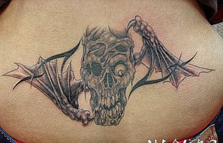 后腰上的骷髅翅膀纹身图案