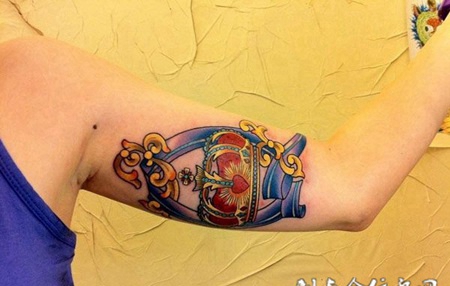 大臂内侧的皇冠纹身图案