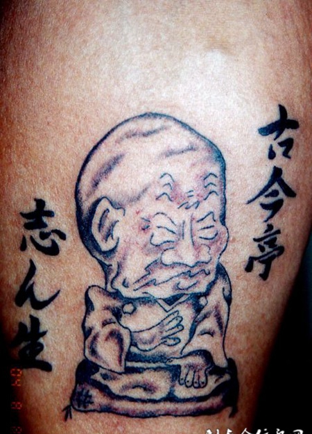 大臂上的小佛陀纹身图案