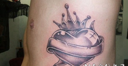 腰侧戴着皇冠的心纹身图案