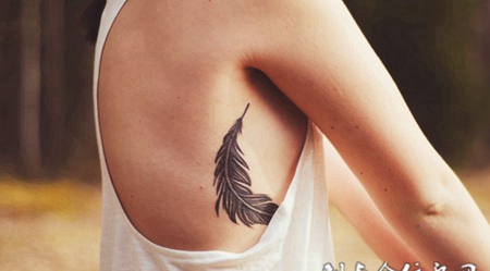 胸侧的羽毛纹身图案