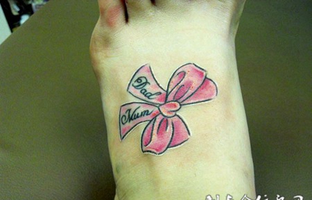 脚面上的粉色蝴蝶结纹身图案